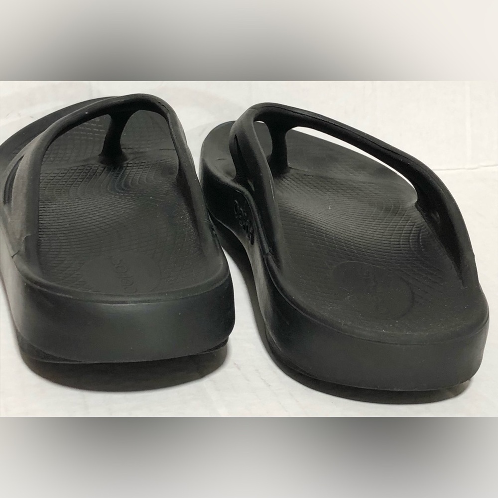 OOFOS Black Women's Foam Thong Sandals - Picture 5 of 11